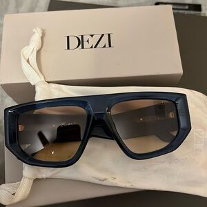 Dezi backtrack shades